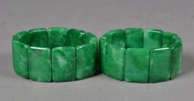 Pair of Spinach Green Jadite Cui