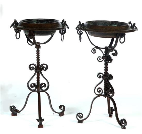PAIR OF STANDING FLOOR BASINS. 