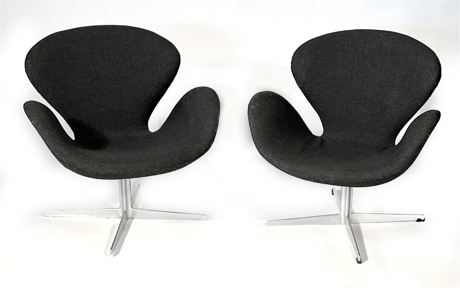 PAIR OF SWAN LOUNGE CHAIRS