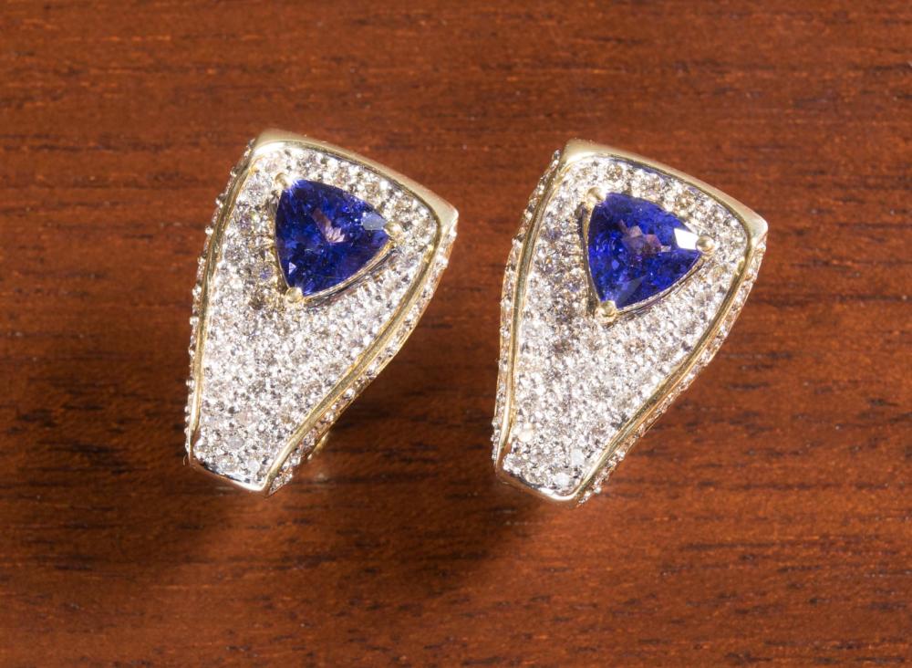 PAIR OF TANZANITE AND EIGHTEEN