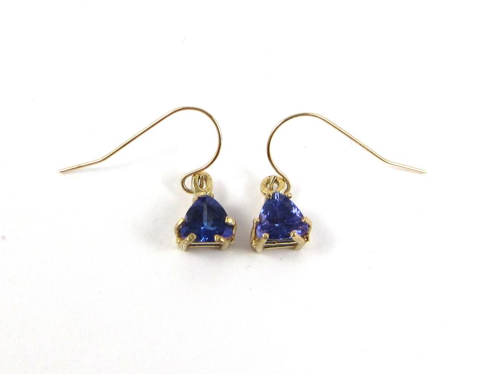 PAIR OF TANZANITE AND FOURTEEN