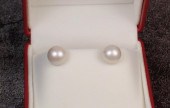 PAIR OF WHITE SOUTH SEA PEARL