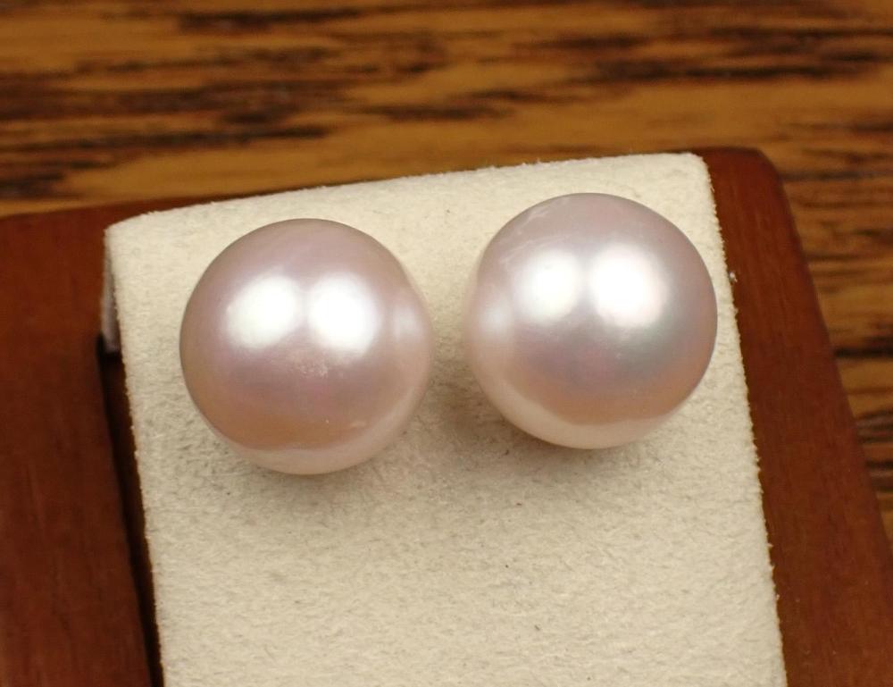 PAIR OF WHITE SOUTH SEA PEARL EAR