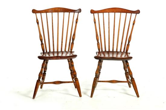 PAIR OF WINDSOR SIDE CHAIRS. 
