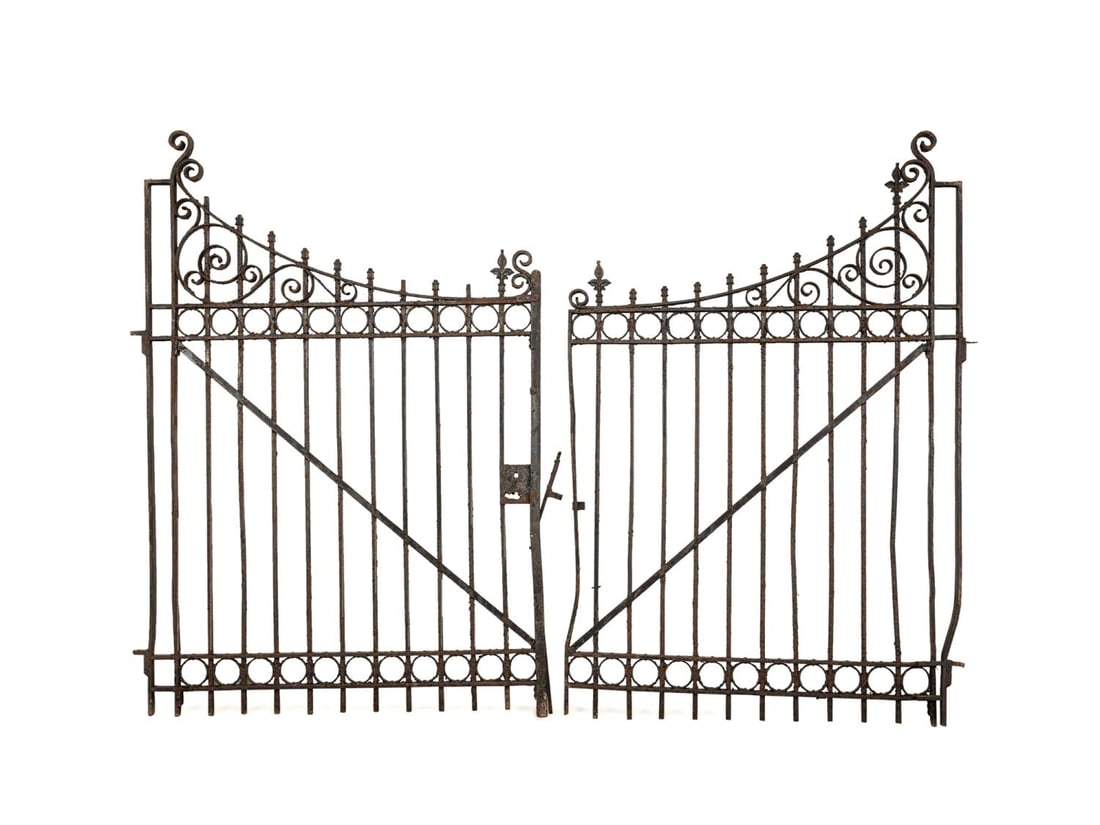 PAIR OF WROUGHT IRON DRIVEWAY ENTRY