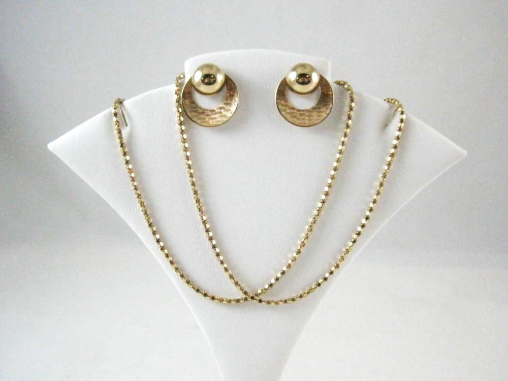 PAIR OF YELLOW GOLD EARRINGS AND