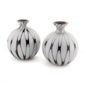 PAIR SEGUSO SMALL BLACK & WHIT