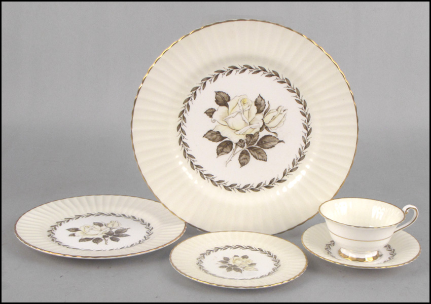 PARAGON PORCELAIN DINNER SERVICE IN