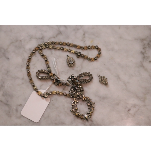 Paste necklace with shamrocks,