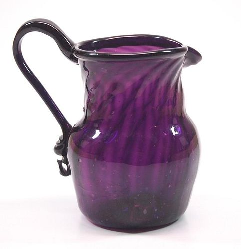 PATTERN-MOLDED CREAMERA