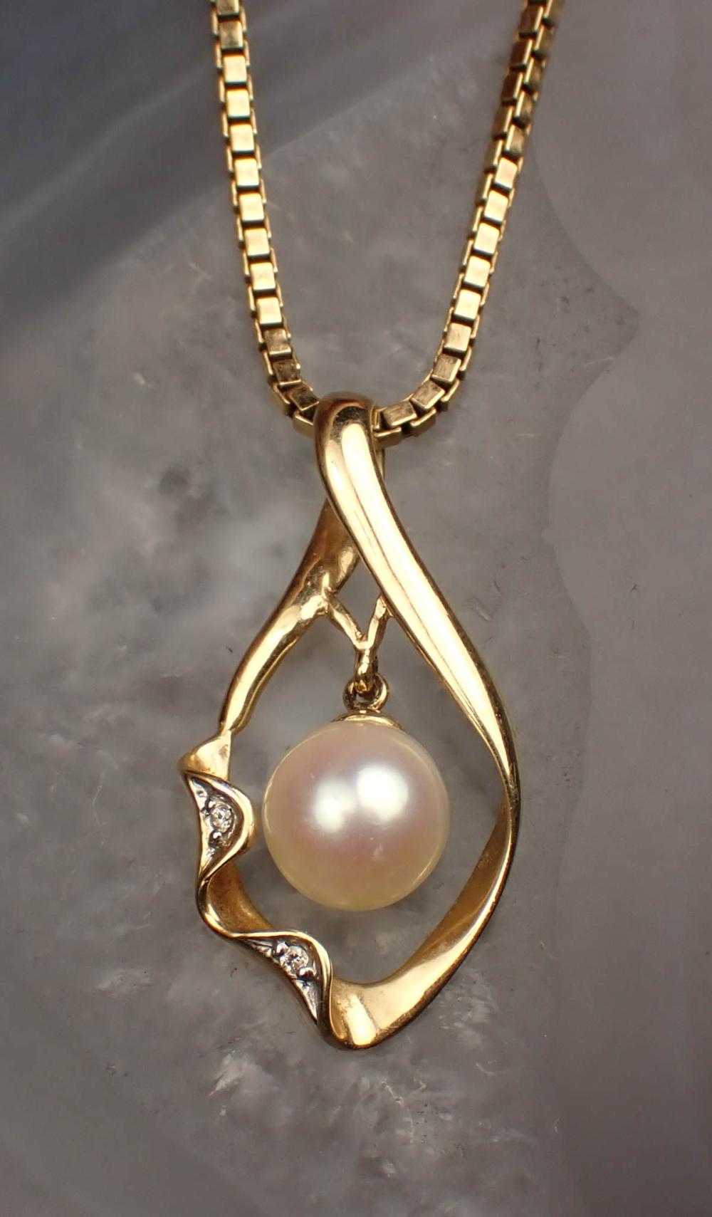 PEARL, DIAMOND AND GOLD PENDANT