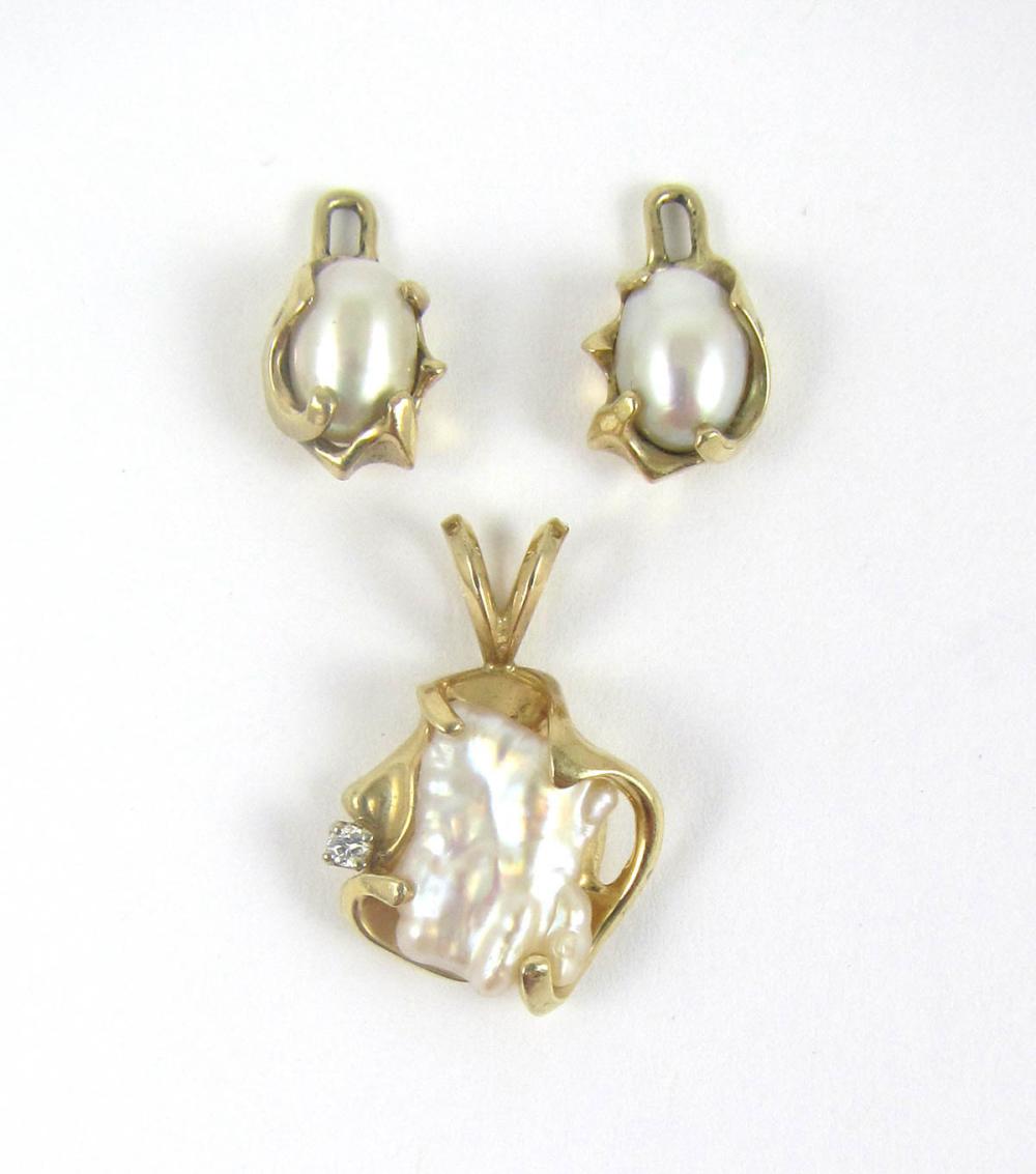 PEARL PENDANT AND PAIR OF EARRING