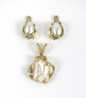 PEARL PENDANT AND PAIR OF EARR