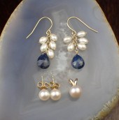 PEARL PENDANT AND TWO PAIRS OF