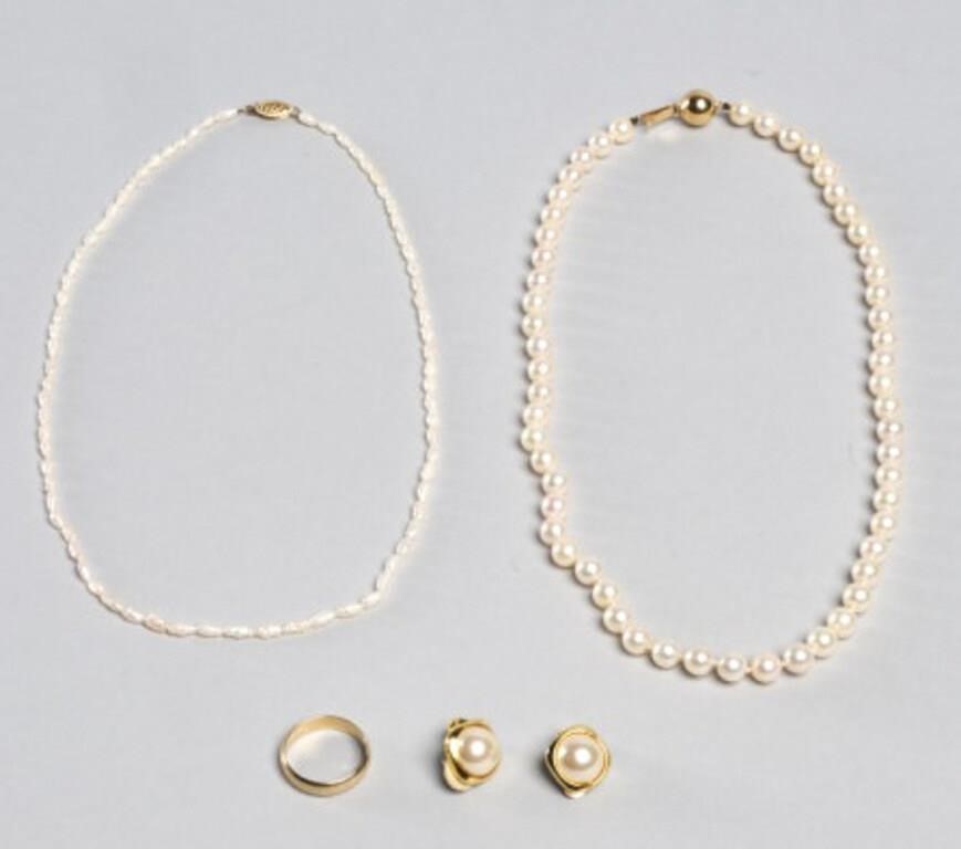 PEARLS & 14K GOLD RINGA 14kt yellow