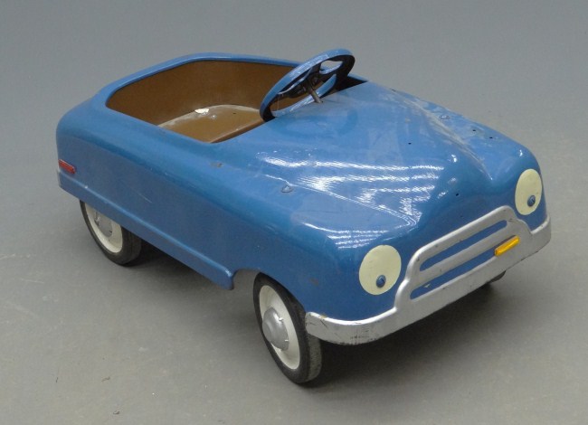 Pedal car with amateur