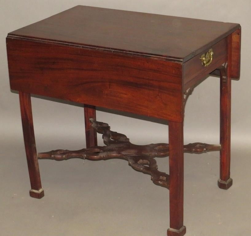 PEMBROKE TABLEca. 1760; Chinese