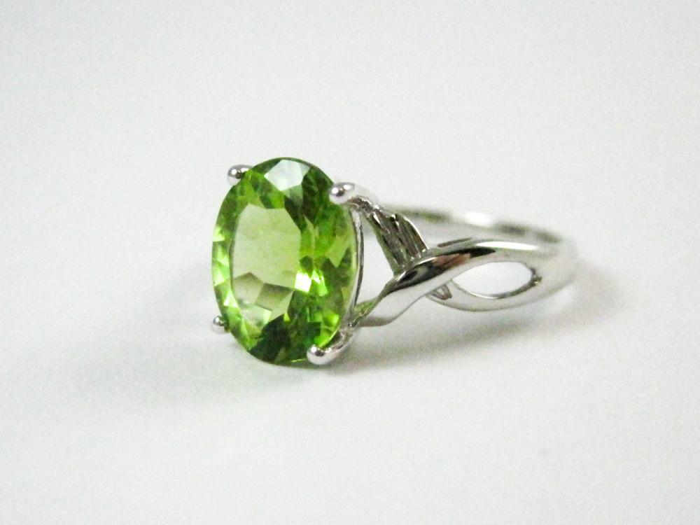 PERIDOT AND WHITE GOLD RING AND