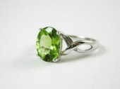 PERIDOT AND WHITE GOLD RING AN