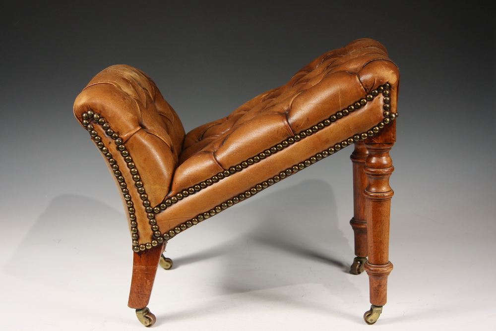 PERIOD GOUT STOOL - English