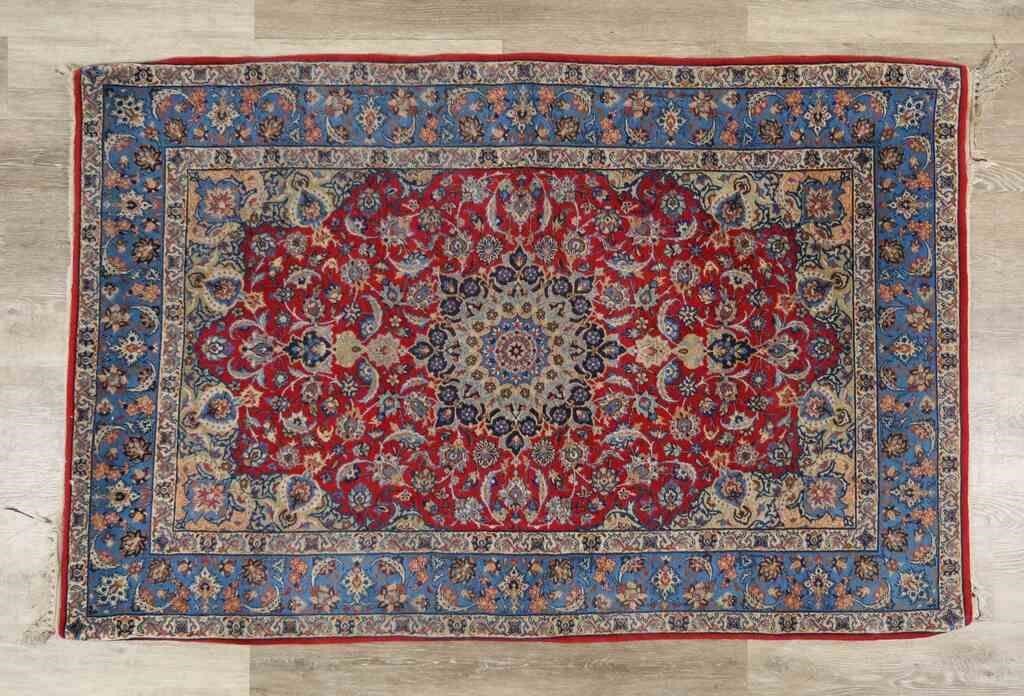 PERSIAN STYLE RUGPersian style rug.