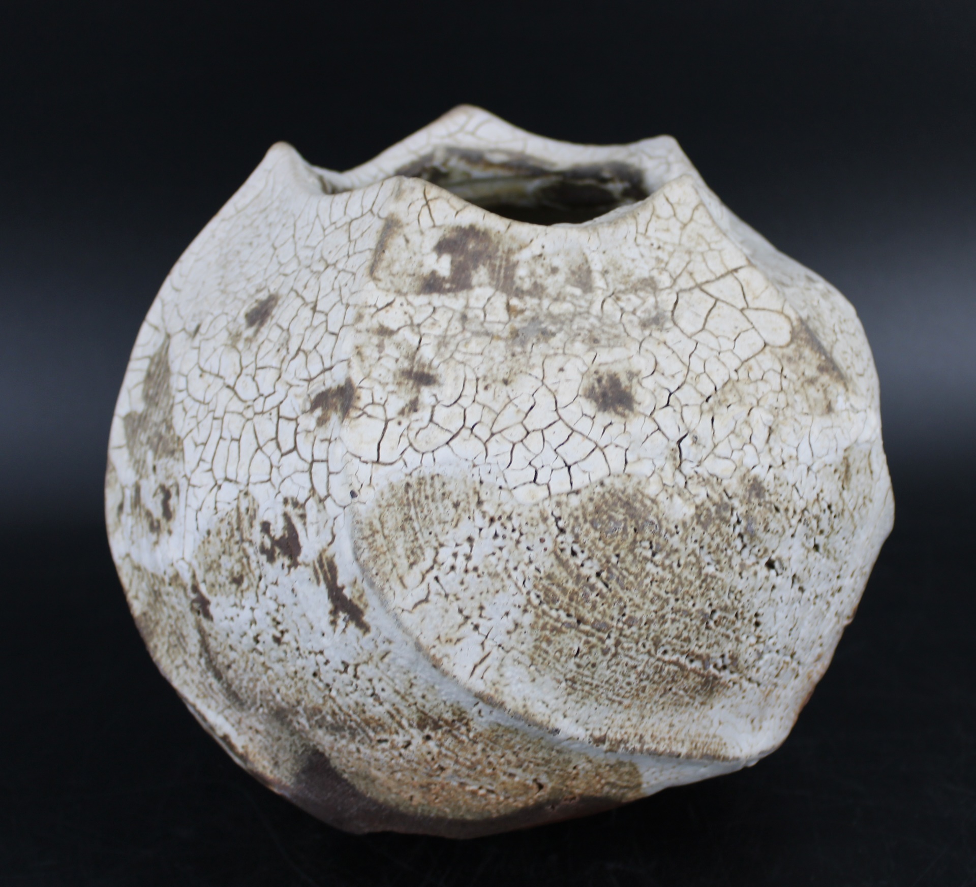 PETER CALLAS. (B. 1952) STONEWARE
