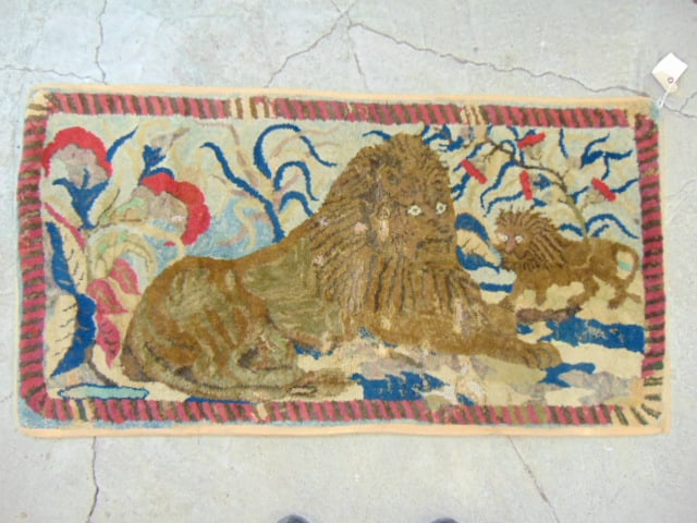 PICTORIAL HOOKED RUG WITH LION
