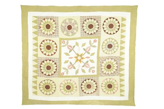 PIECED AND APPLIQUED QUILT. 