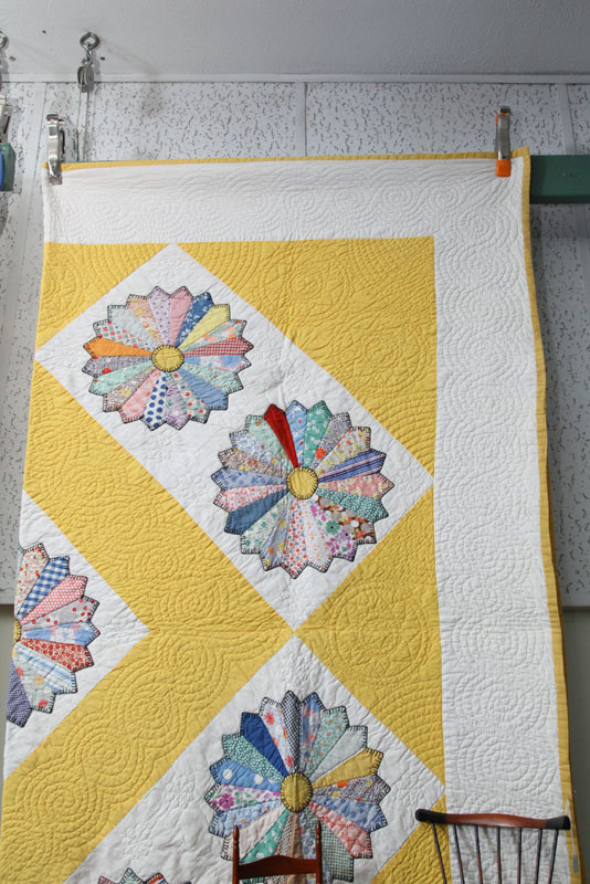 PIECED QUILT. Dresden Plate pattern