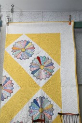 PIECED QUILT. Dresden Plate pa