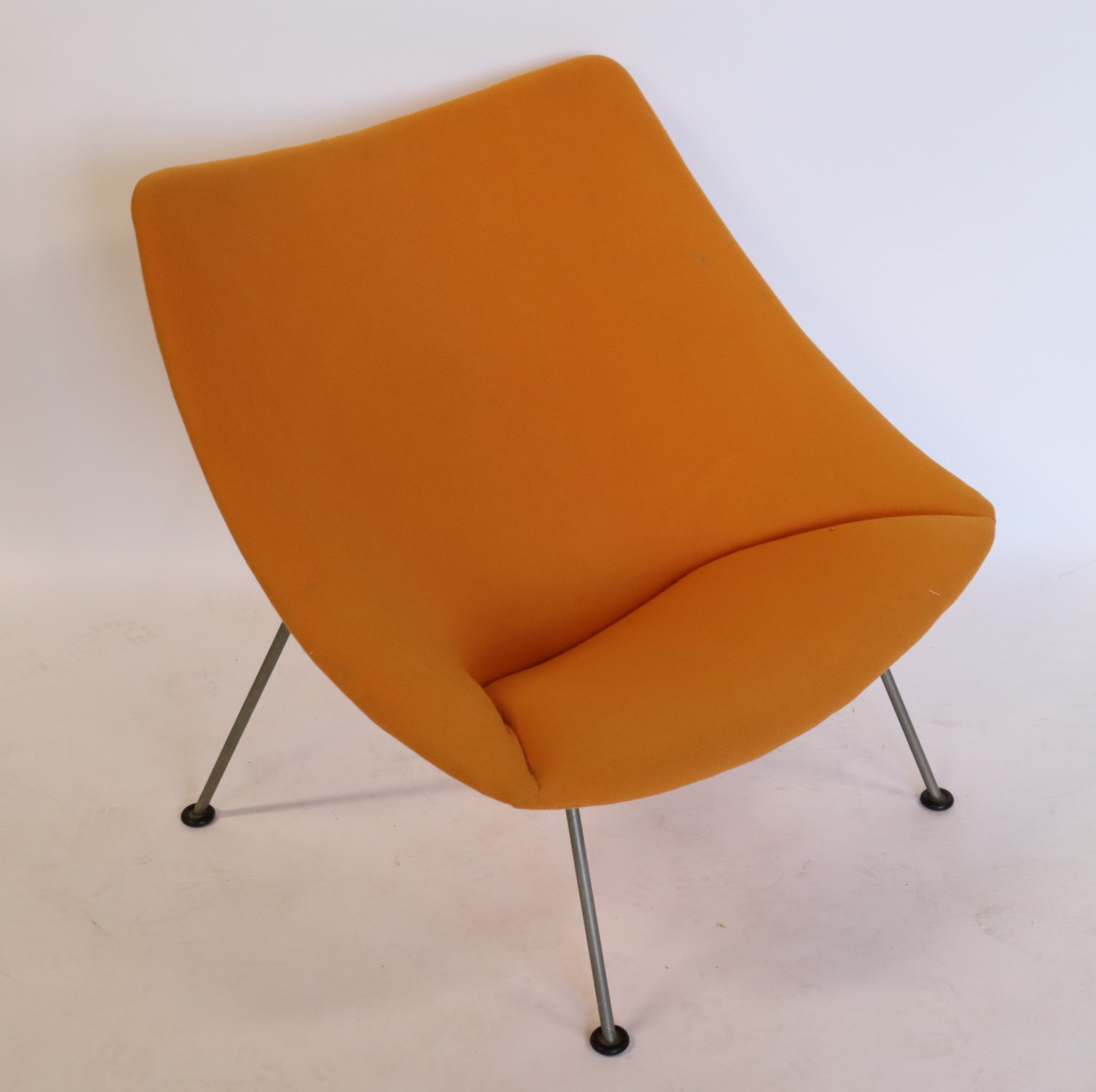 PIERRE PAULIN OYSTER CHAIR BY