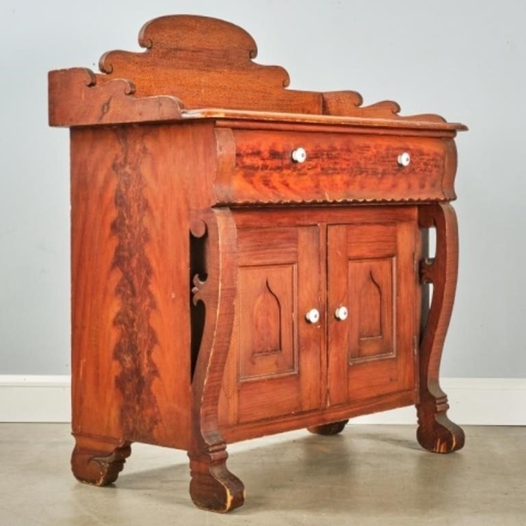 PINE COMMODEThis petite commode has
