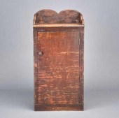 PINE CUPBOARD WITH GALLERYA si