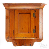 PINE HANGING CORNER CUPBOARD<b