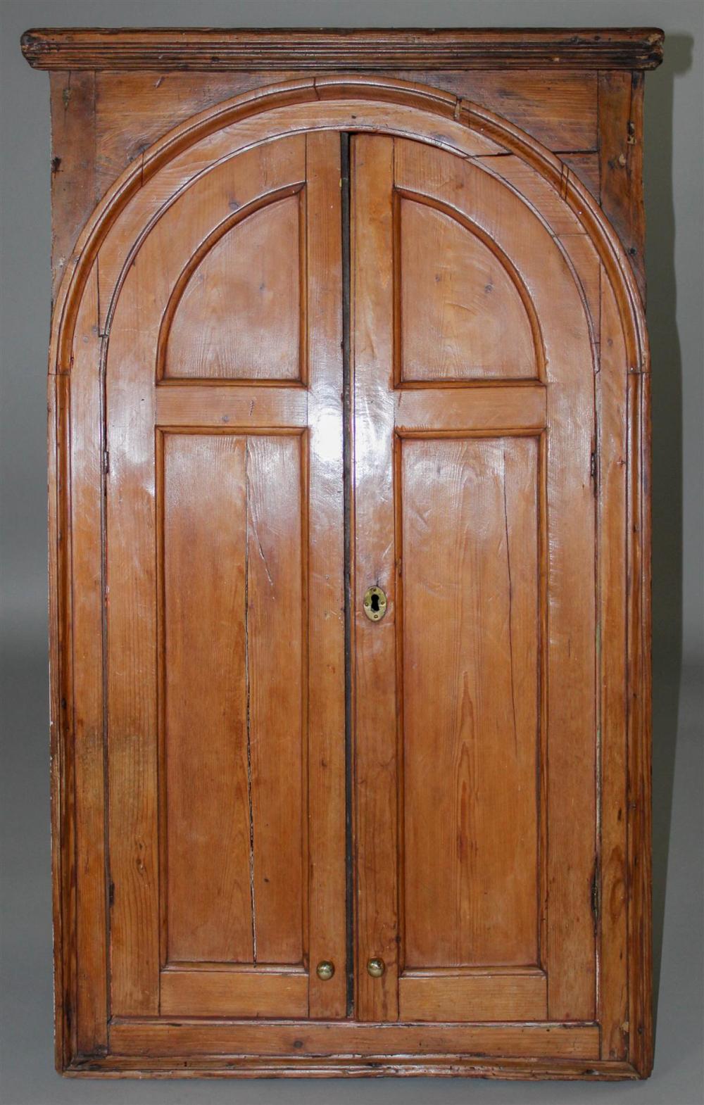 PINE HANGING PANELED CORNER