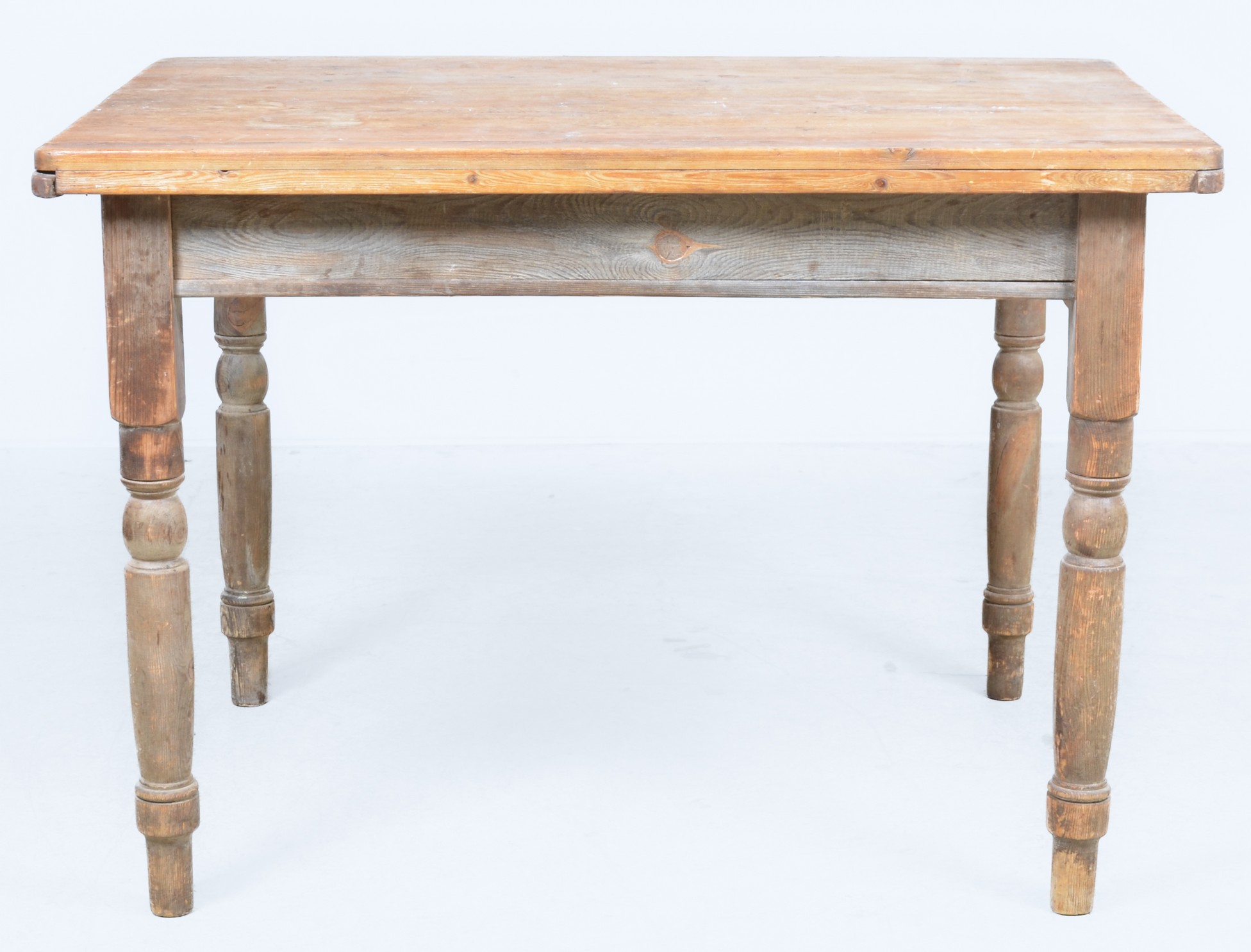 Pine sheraton tavern table,