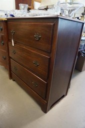PINE THREE-DRAWER CHESTPine Th