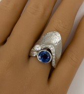 PLAT. SAPPHIRE & DIAMOND RING