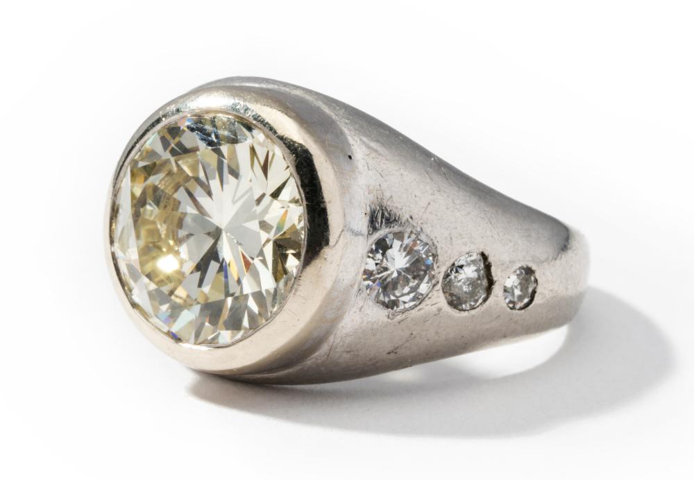 PLATINUM AND DIAMOND RINGPlatinum