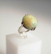 PLATINUM AND OPAL RING, MOUNTE