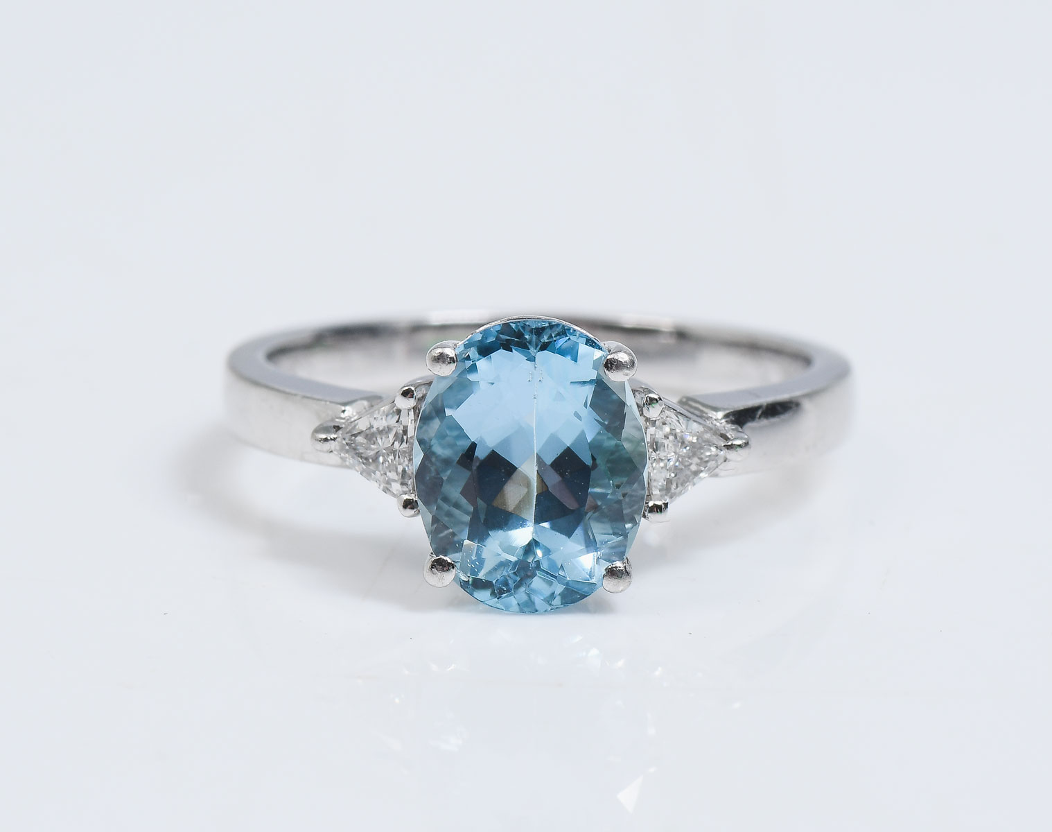 PLATINUM AQUAMARINE & DIAMOND RING: