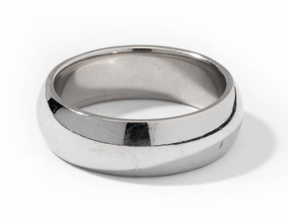 PLATINUM BAND-STYLE RINGPlatinum