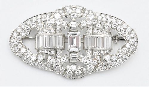 PLATINUM DIAMOND BROOCH, OVAL SHAPE