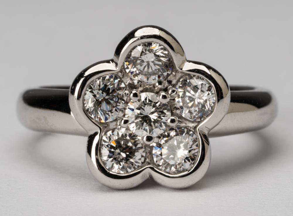PLATINUM & DIAMOND RINGThe flower