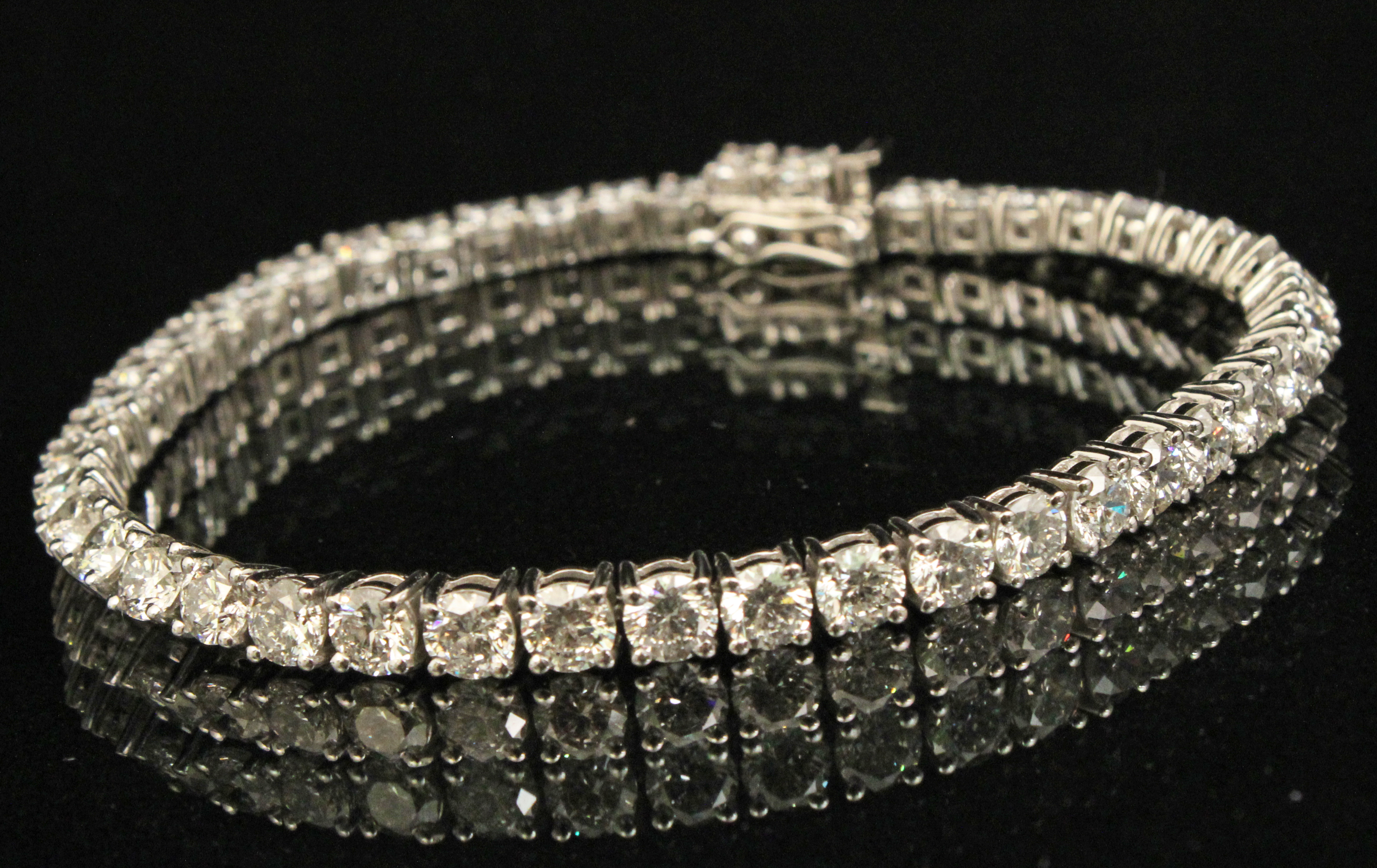 PLATINUM FLEXIBLE DIAMOND BRACELET;