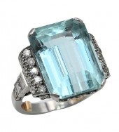 PLATINUM RING, SET WITH EMERAL