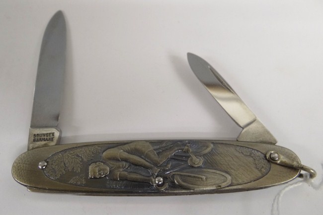 Pocket knife with cyclists. 3 1/2''
