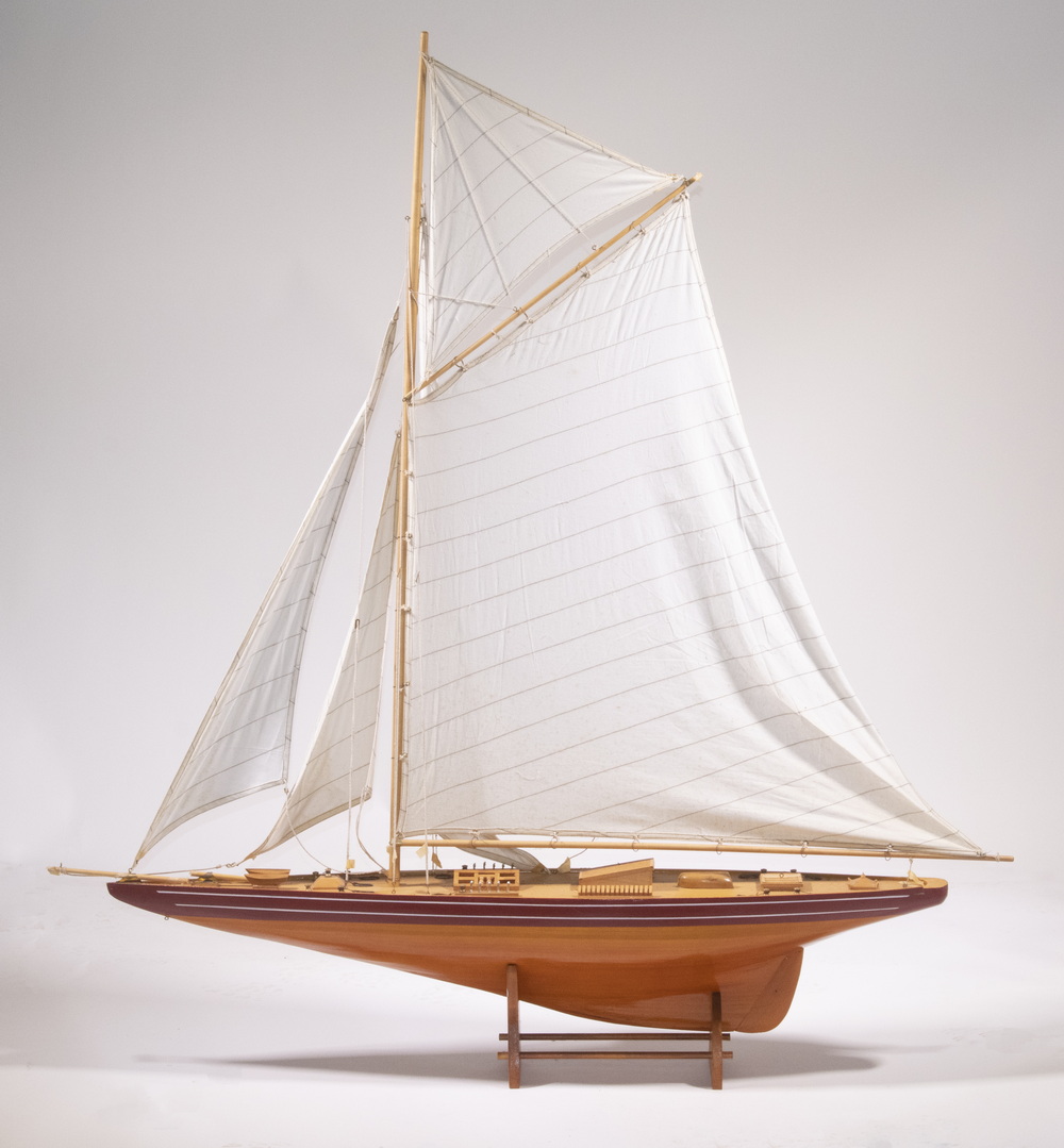 POND YACHT Contemporary Mahogany