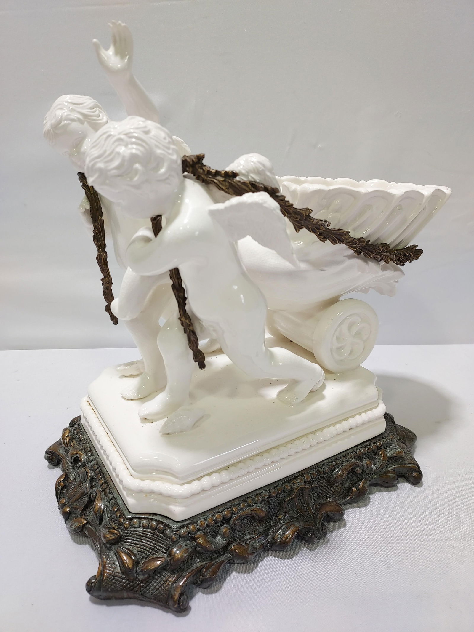 PORCELAIN CENTERPIECE: CHERUBS