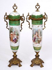PORCELAIN COVERED COMPOTEA pai
